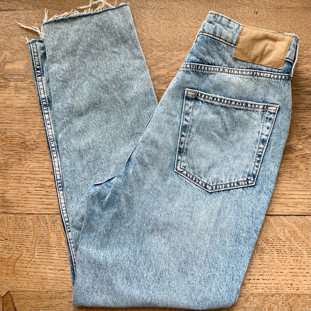 H&M Divided High Waist Ankle Distressed Jeans Size 6